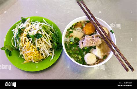  Bún Chả Phu Quoc: Maaginen liemi ja herkullisen rapeaksi paahdetut lihan makuyhdistelmä!