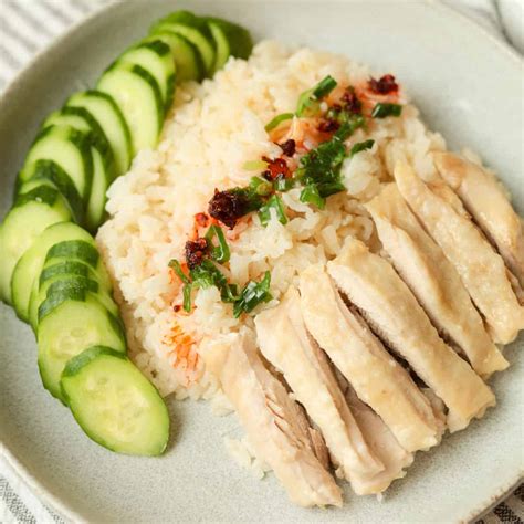  Hainanese Chicken Rice: Mihin maaginen yhdistelmä mehevästä kanaa ja tuoksuvaa riisiä vie?