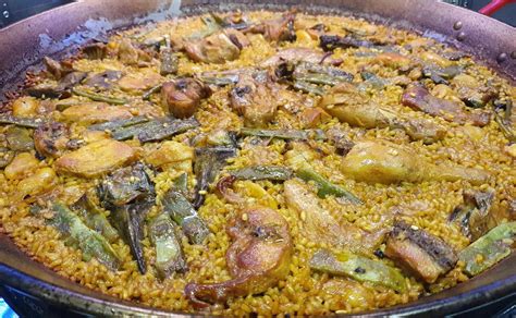  Paella Valenciana – Mausteinen ja Tuore Auringon Paistetta Täynnä Oleva Ruokalaji!